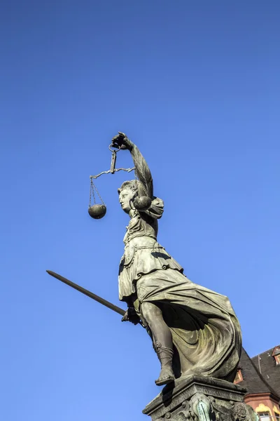 Justitia - Frauenjustiz-Skulptur auf dem Römerberg — Stockfoto