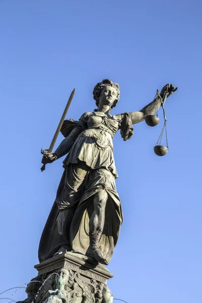 Justitia - Frauenjustiz-Skulptur auf dem Römerberg — Stockfoto