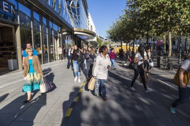insanlar Frankfurt, Almanya'da Midday Zeil boyunca yürümek