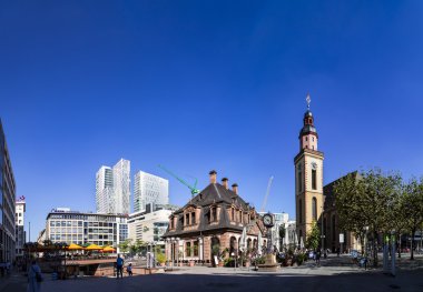 insanlar Frankfurt güneşli bir gün zevk, Almanya kafe Hauptw