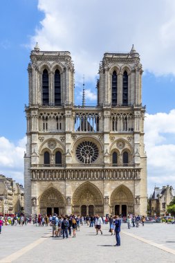 insanlar ziyaret notre dame de Paris güneşli bir günde