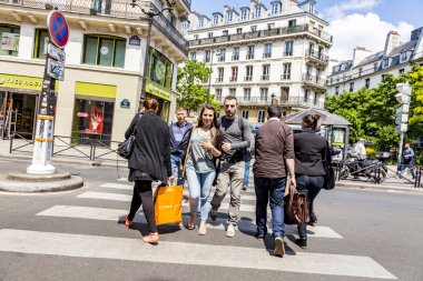 Rue de Rivoli'deki insanlar