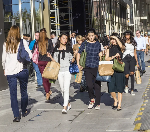 Folk går längs Zeil i middagstid i Frankfurt, Tyskland — Stockfoto