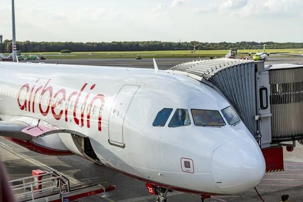 Air berlin aircraft stands at the new terminal in Hamburg — Stock Photo, Image