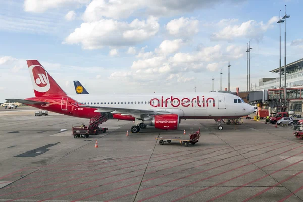 Air berlin vliegtuigen op de nieuwe terminal in Hamburg staat — Stockfoto