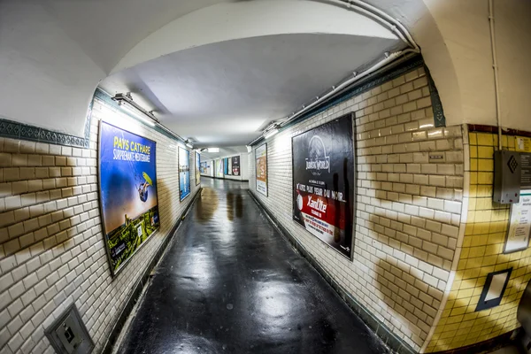 Реклама на стене старой станции метро в Париже — стоковое фото