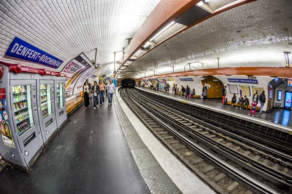 観光客や地元のパリの地下鉄電車の中で — ストック写真