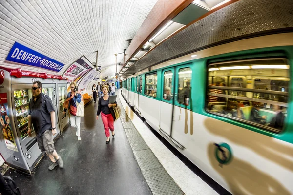 Toeristen en de lokale bevolking op een trein van de metro in Parijs — Stockfoto