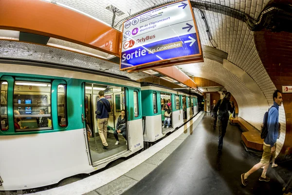 Tourists and locals on a subway train in Paris — Stock Photo, Image