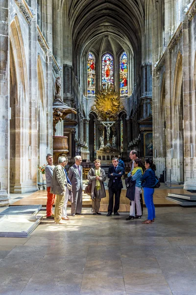 Pessoas visitam a igreja católica de Saint Merri em Paris — Fotografia de Stock