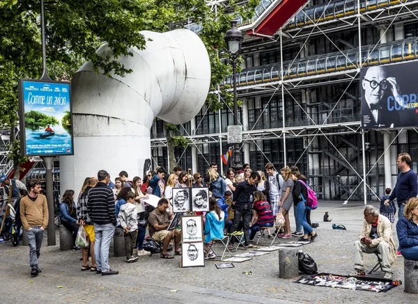 Jóvenes en el centro pompidou divertirse siendo dibujado por artistas —  Fotos de Stock