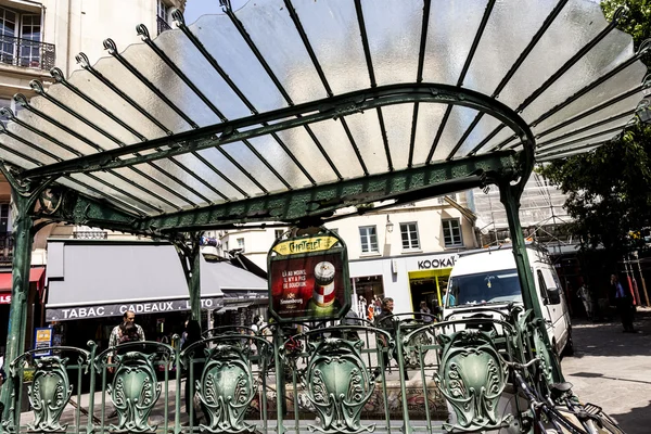 Oude Art Nouveau metrostation Chatelet in de omgeving van Les Halles — Stockfoto