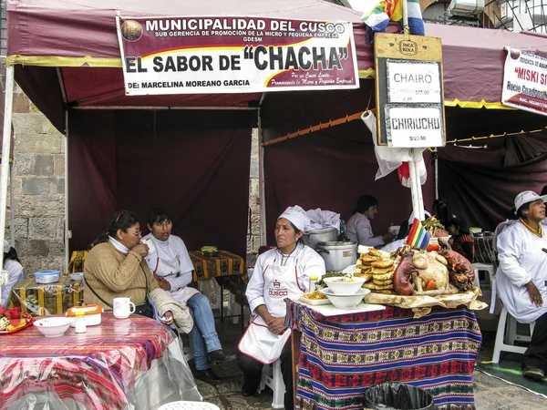 Tribu locale femme demande dans un restaurant en plein air pour quelques aumônes — Photo