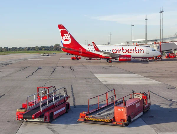 Air Berlin aircraft parks in front of new Terminal in Hamburg — Stock Photo, Image