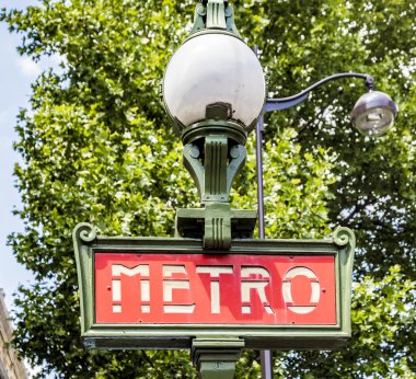 Paris metro işareti duvar karşı bir elektrik direği ile