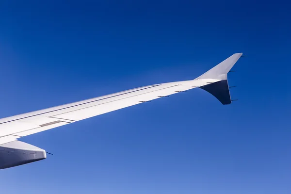 Vent d'avion dans le ciel bleu — Photo