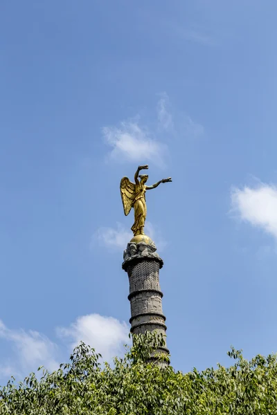 Columna en fontaine du Pamier con ángel dorado con alas — Foto de Stock