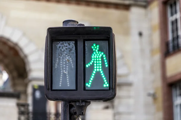 Grön man vid trafikljuset visar rätt att gå — Stockfoto