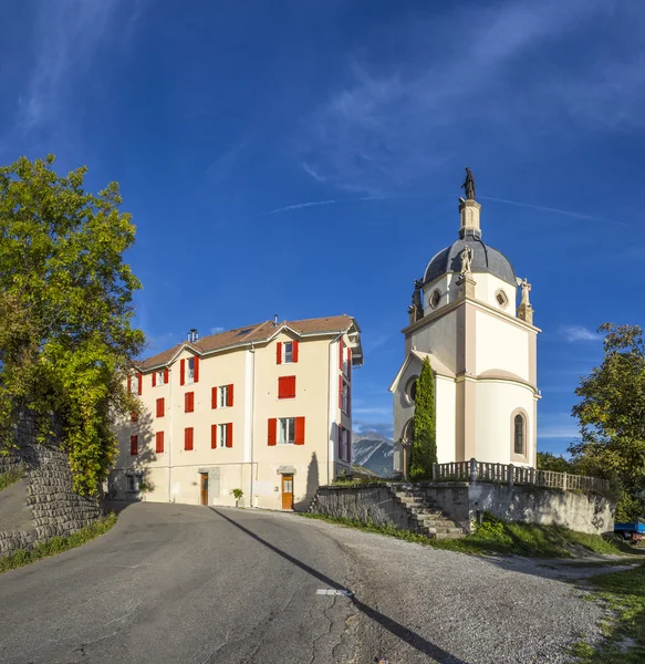 Skyline i Seyne les Alpes med kapell — Stockfoto