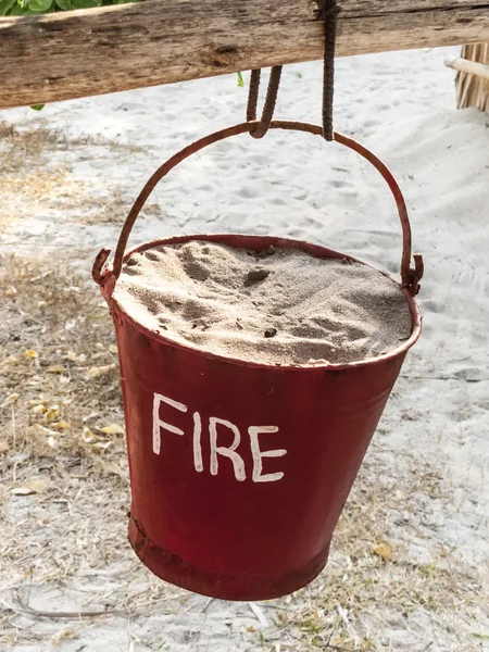 Cubo de arena pintado de rojo con signo de fuego y arena para extinguir — Foto de Stock