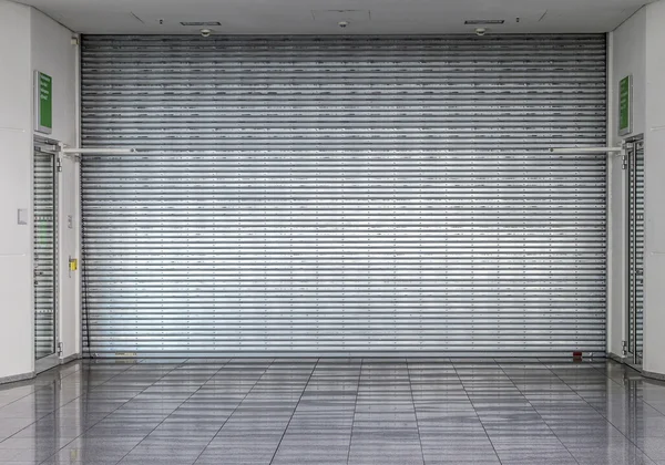 Obturador de rolo fechado em uma loja — Fotografia de Stock