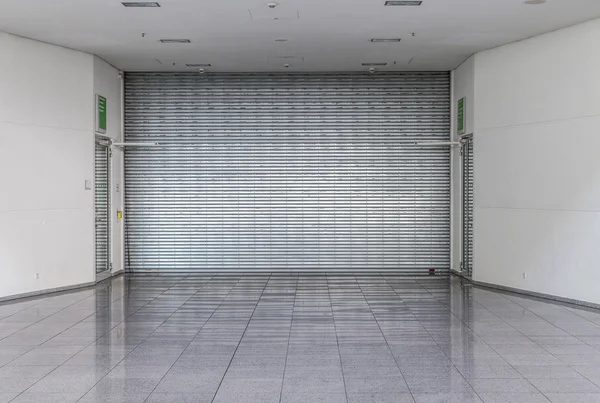 Roller shutter bij een winkel gesloten — Stockfoto