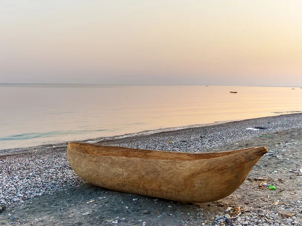 Uitgegraven longboat op het strand van lake Malawi — Stockfoto