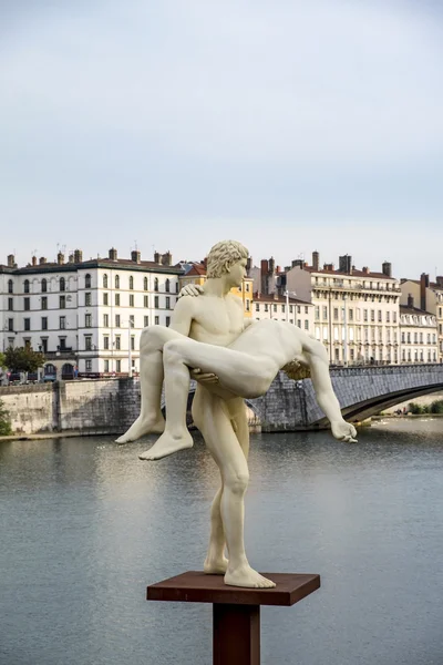 Статуя, изображающая мужчину, держащего себя в руках — стоковое фото