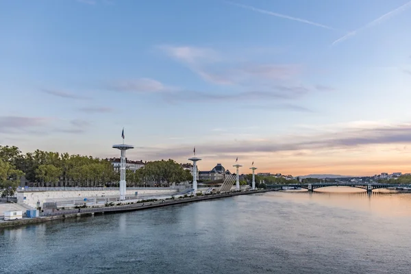 Pusat Nautique di sungai Rhone di Lyon, Perancis di bawah biru s — Stok Foto