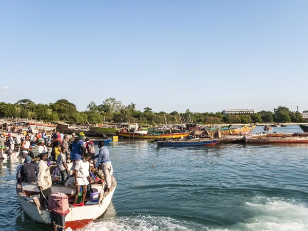 Pescadores locales en el mercado de pescado de Daressalaam —  Fotos de Stock