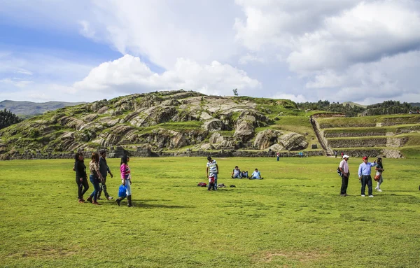 People visit the ancient sacsayhuaman walls — Stockfoto