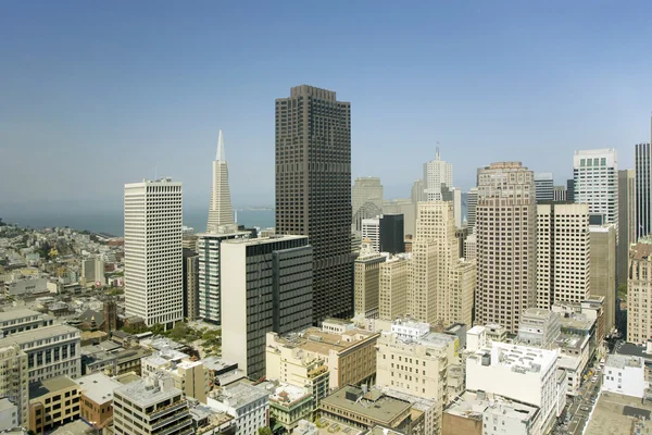 Skyline de San Francisco visto desde un rascador de cielo con cielo azul —  Fotos de Stock