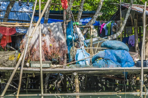 Red de pesca de plástico cuelga en el relevo —  Fotos de Stock