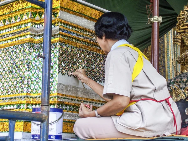 Female worker restores a mosaique — Stockfoto