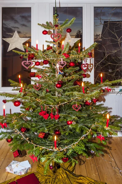 Prachtig versierde kerstboom thuis — Stockfoto