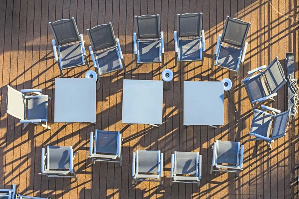 Schikking van tafels en stoelen op het dek zonder mensen — Stockfoto