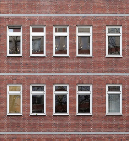 Fassade eines Bürogebäudes bei Nacht — Stockfoto