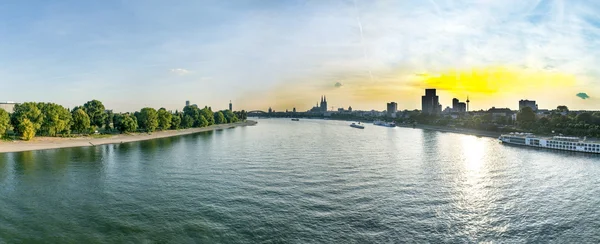 Skyline, Köln, Rajna folyó — Stock Fotó