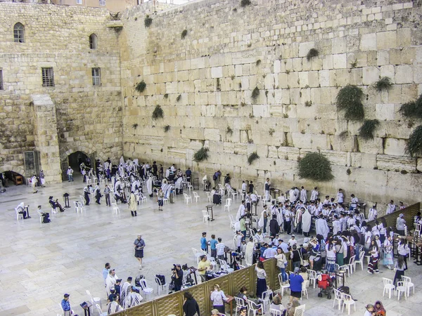 Jewish worshipers gather for a  ritual at the Western wall — Φωτογραφία Αρχείου