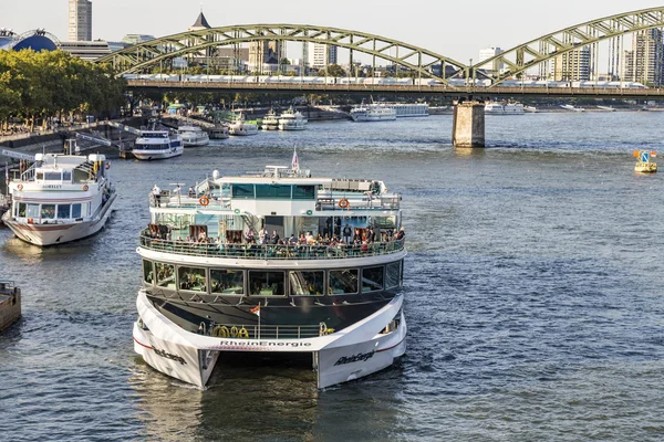 As pessoas apreciam o cruzeiro no rio Reno no final da tarde — Fotografia de Stock