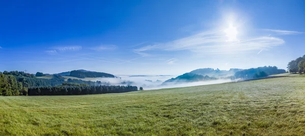 Paisagem rural nebulosa de manhã no eifel — Fotografia de Stock