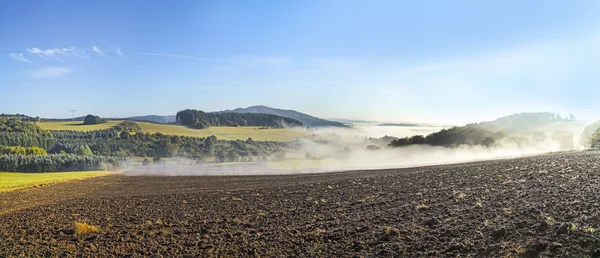 Eifel で朝の霧の農村風景 — ストック写真