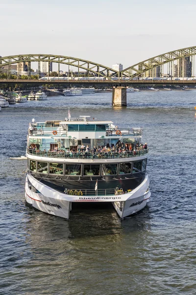 Людям подобається круїз на річку Рейн в кінці дня — стокове фото