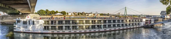 Skyline Кельн з річки Рейн в другій половині дня та круїз — стокове фото