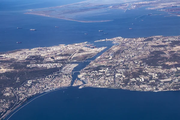 Antenne in de buurt van Marseille van industriële en toeristische gebied — Stockfoto