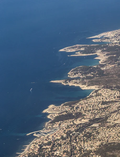 Pobřežní anténu poblíž Marseille s přístavem pod modrou oblohou — Stock fotografie