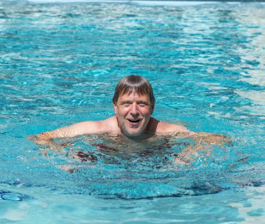 yakışıklı adam yüzme havuzuna sahiptir