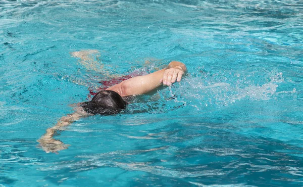 Όμορφος άντρας απολαμβάνει κολύμπι στην πισίνα — Φωτογραφία Αρχείου