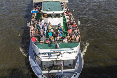 güneşli bir günde yolculuklar Main Nehri üzerinde insanlar