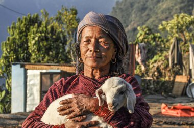 eski Nepal kadın portresi. Genç kuzu onu giyiyor